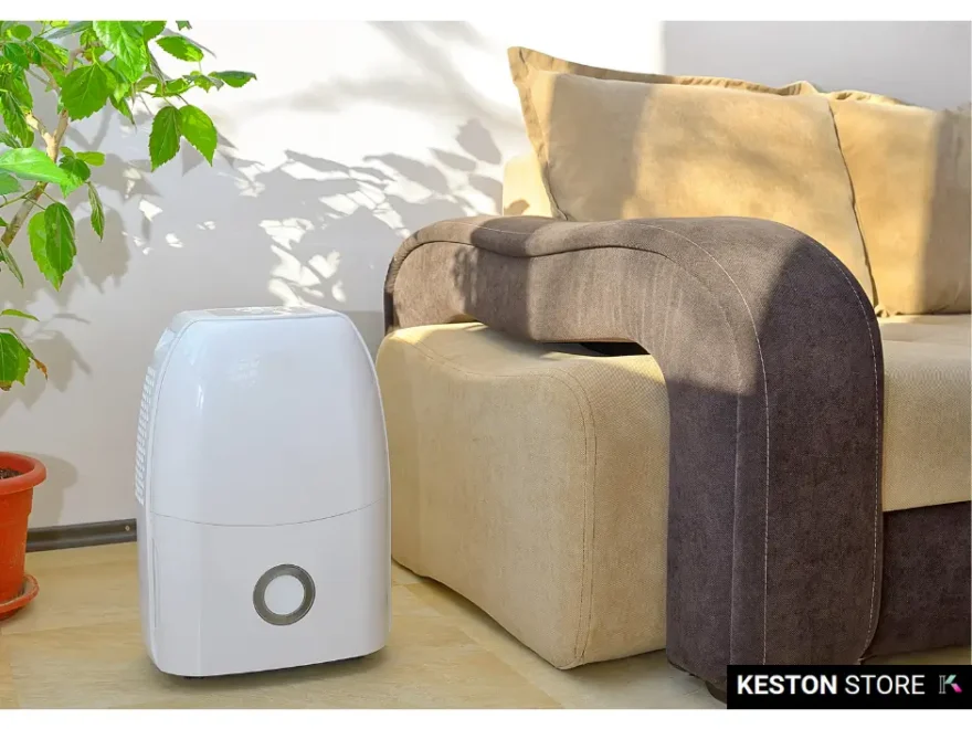 Sala com sofá e um ar condicionado portátil