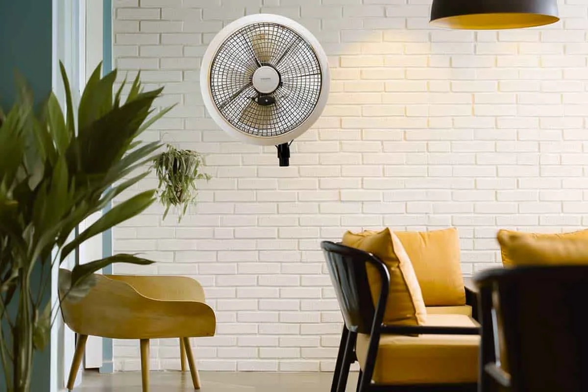 Uma sala moderna com um ventilador de parede