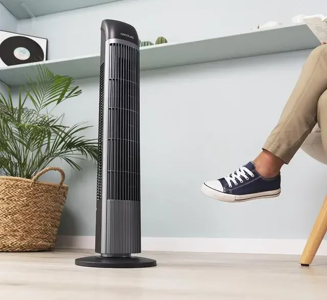 Ventilador de torre no chão da sala