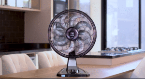 Ventilador de Mesa em uma sala moderna