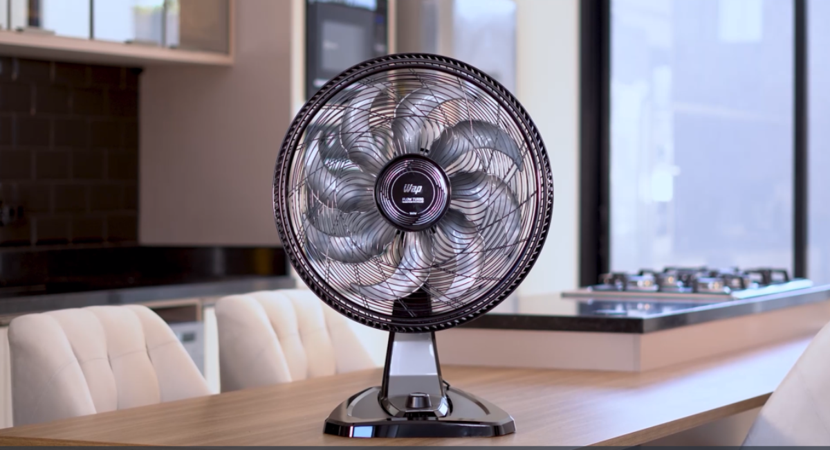 Ventilador de Mesa em uma sala moderna