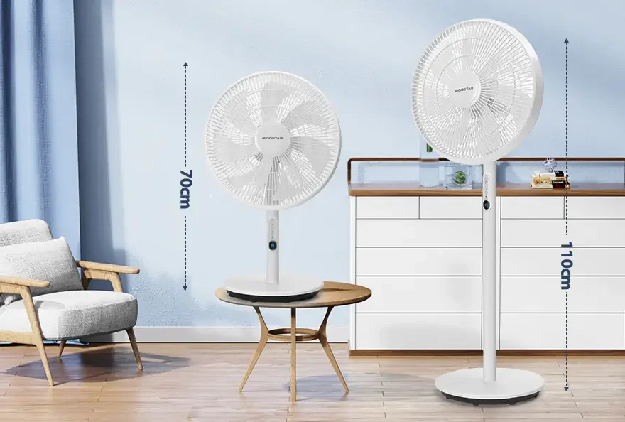 Sala com moderna com dois ventiladores