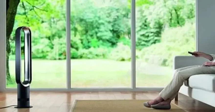 Uma sala ampla e moderna decorada com um sofá e um ventilador sem hélice