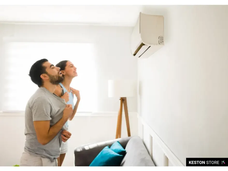 Um homem e uma mulher olhando para um ar condicionado na parede